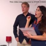 Británica madura de tetas grandes cogiendo con viejo