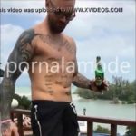 Lutador Rob Gaine mostrando seu pau para seus amigos