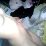 Jovencita guatemalteca tocándose la cuca