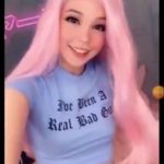 Belle Delphine mostrando las pequeñas tetas