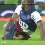 Se le bajan los pantalones y se le ve el pene