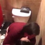 Dominicanas singando en baño publico