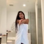 Vania Bludau bailando en su baño