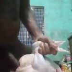 Hombre se graba cogiendose un pollo antes de cocinarlo